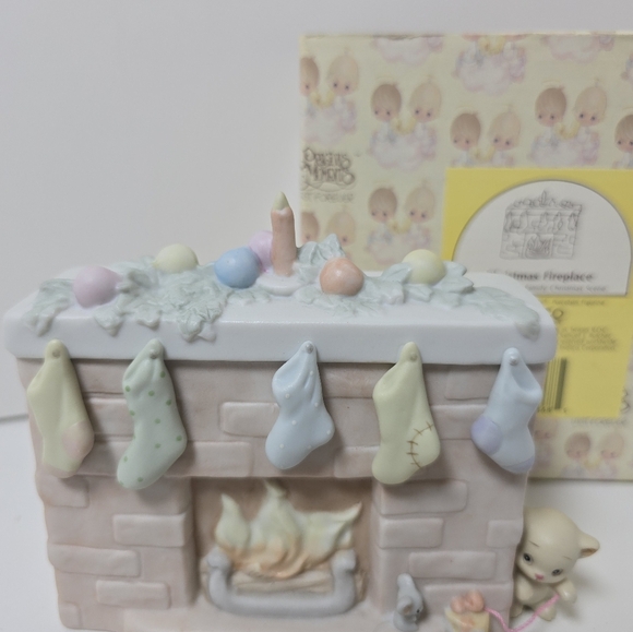 Precious Moments Christmas Fireplace Figurine 1990 524883 - Picture 4 of 8